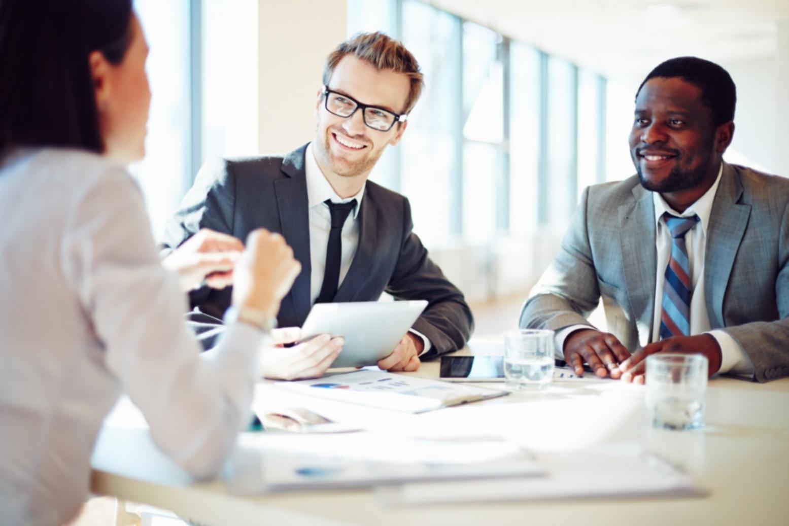 Profesionales analizando estrategias financieras en entorno empresarial moderno