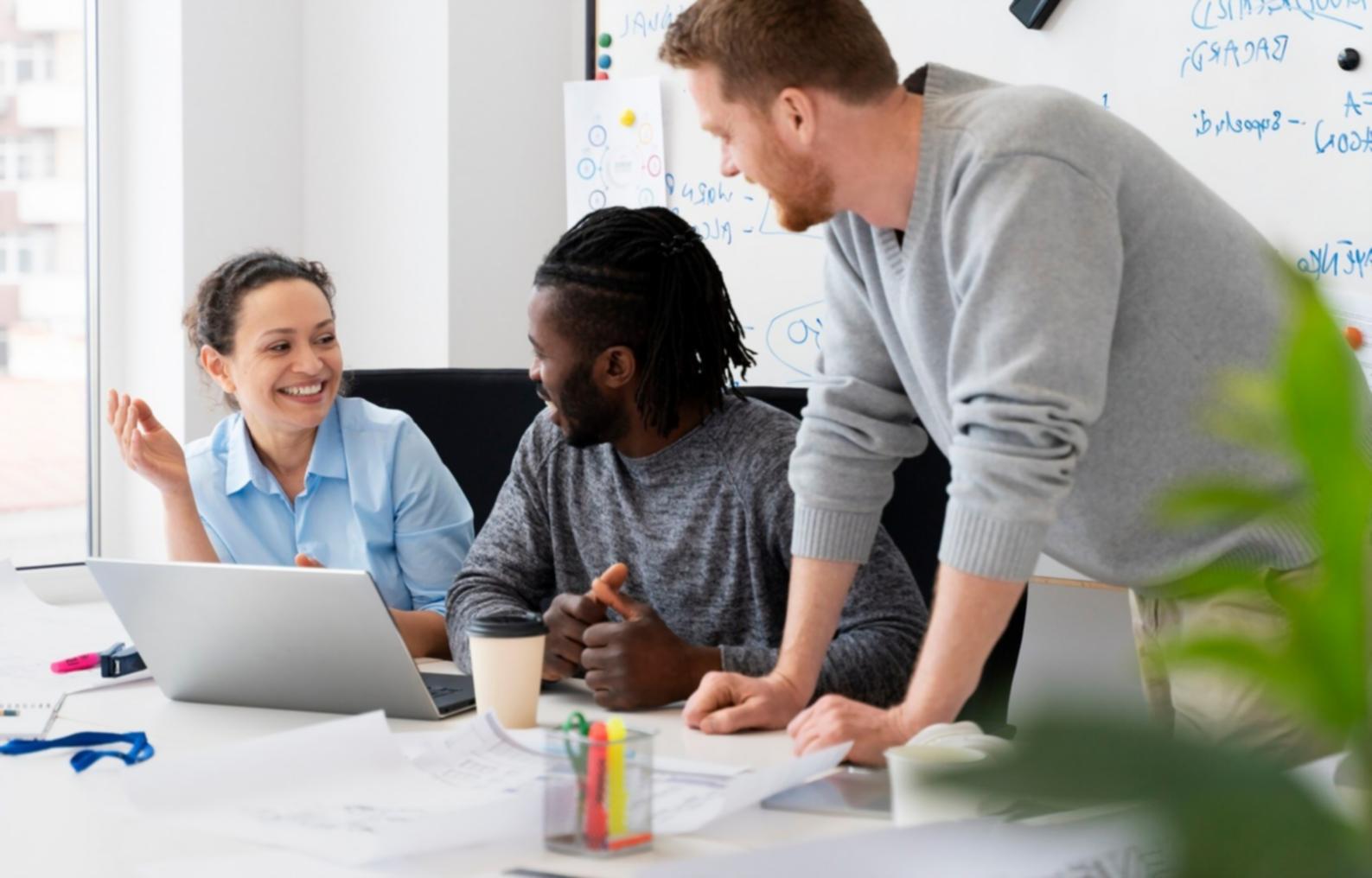 Equipo de trabajo colaborando en proyectos educativos