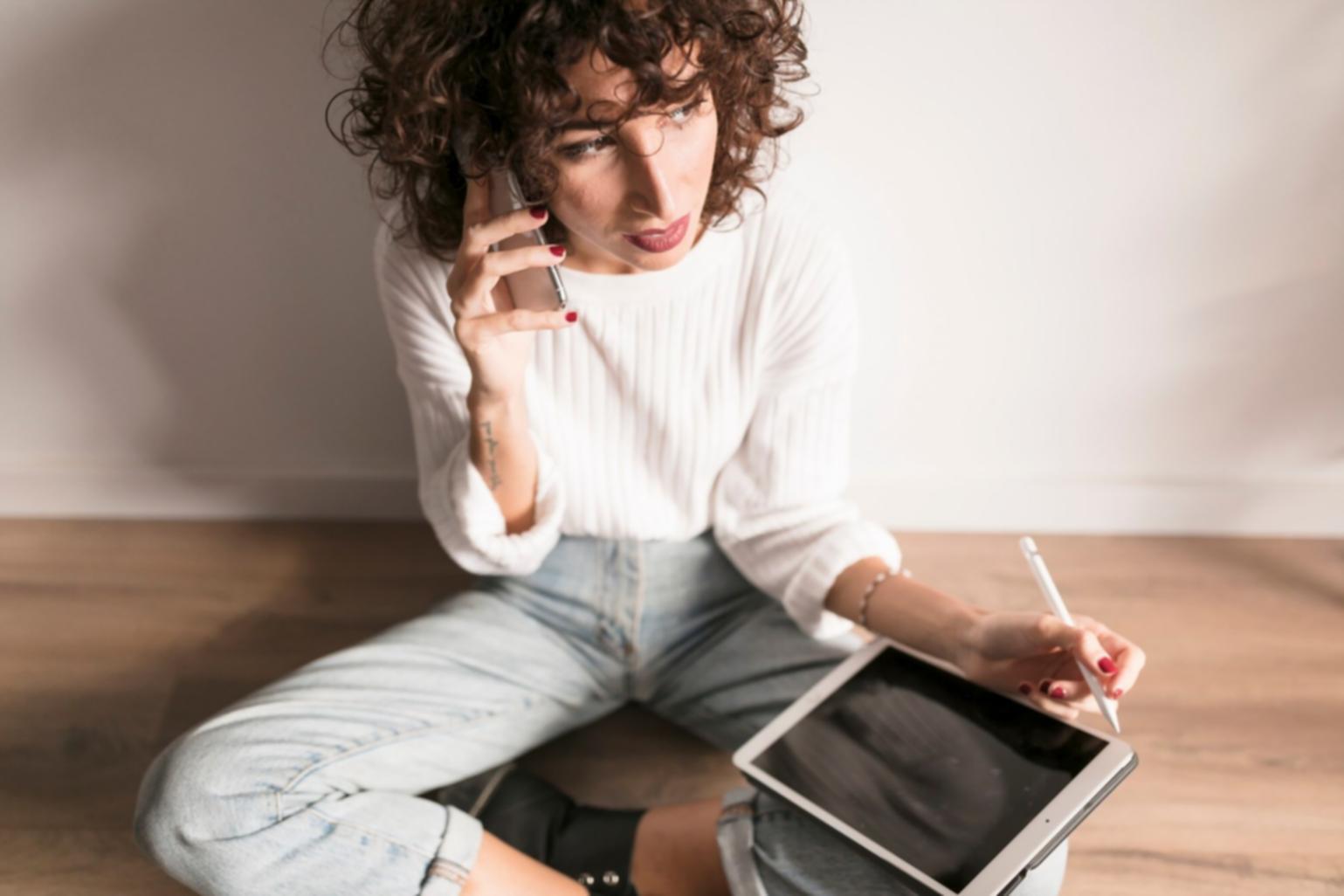 Mesa de trabajo con análisis financiero, gráficos y documentos profesionales