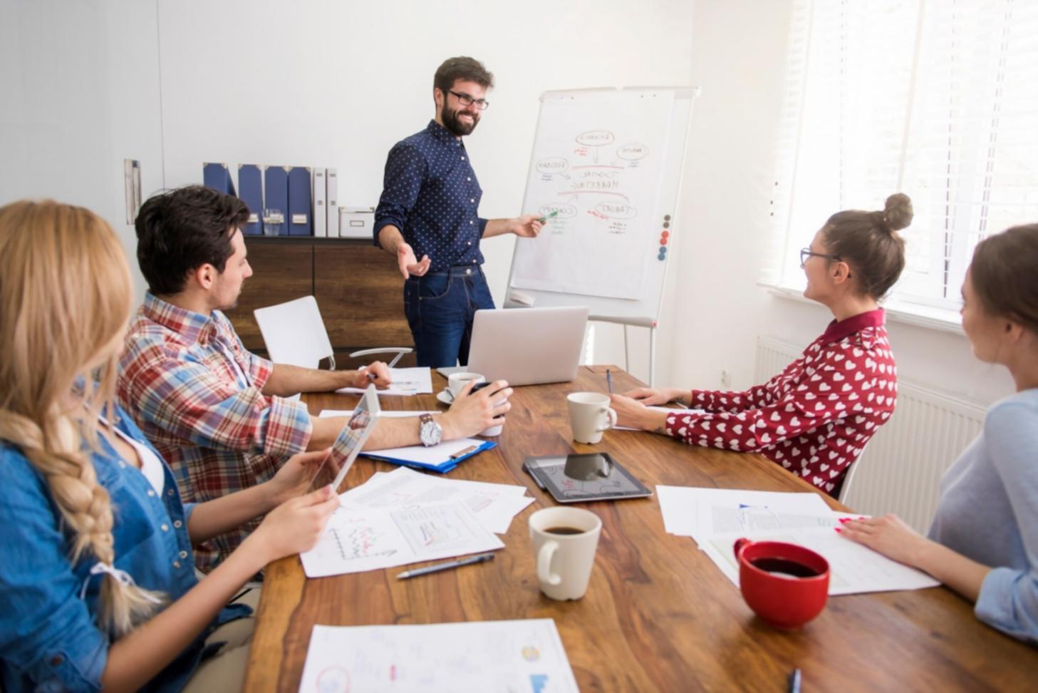 Sesión de formación financiera con datos reales y análisis práctico