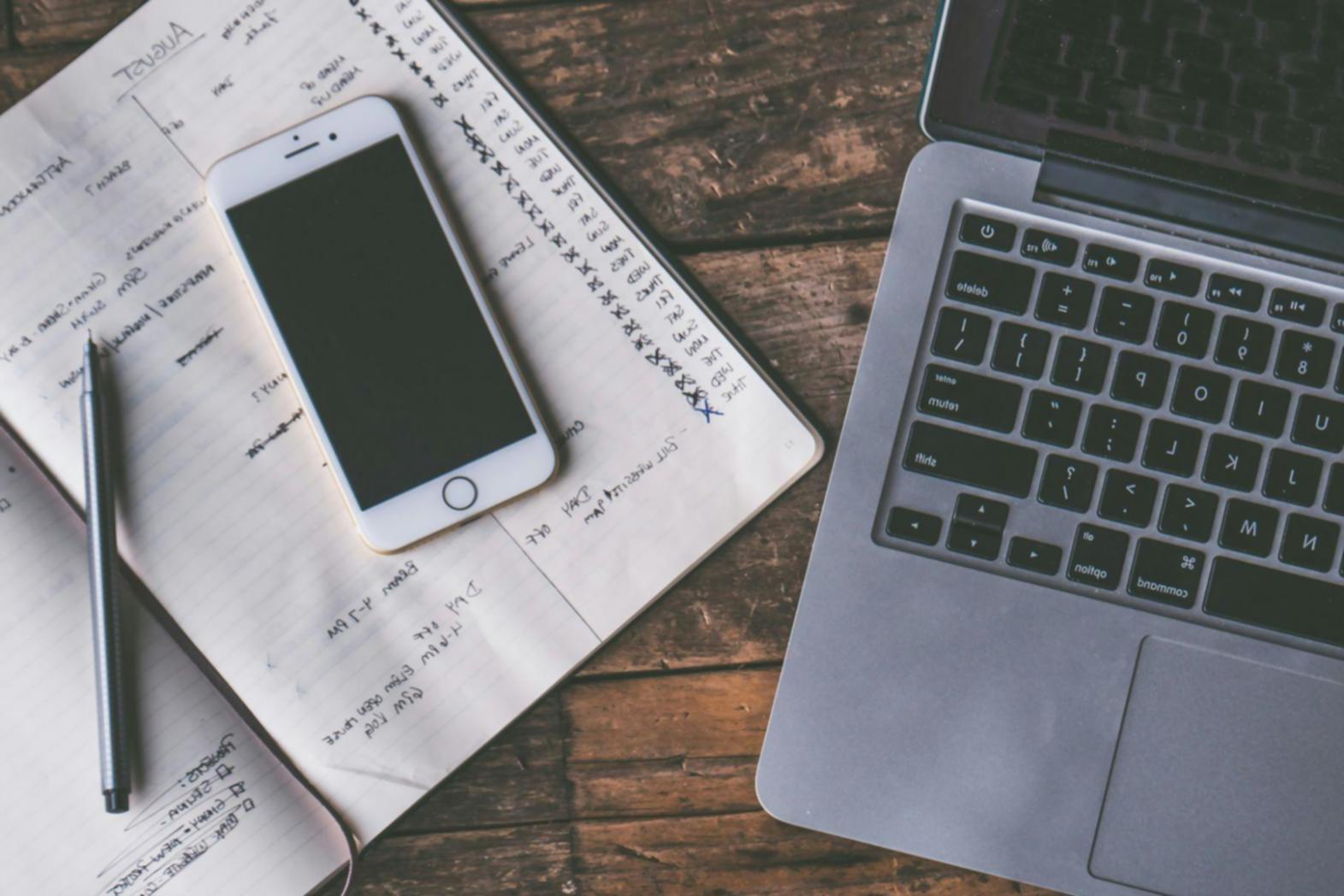 Estudiantes trabajando en análisis financiero con documentos y calculadoras